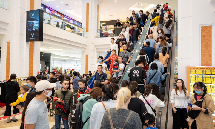 Hàng dài chờ thanh toán ngày Vincom Black Friday đầu tiên: 'Lâu nhưng đáng'