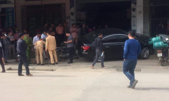 Ô tô tông xe máy làm một người văng lên nóc nhà