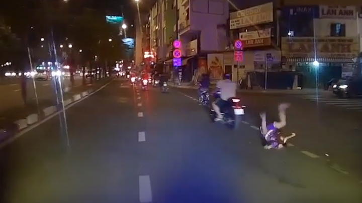Video: Người đàn ông chạy xe máy đột ngột tăng ga làm rơi bé trai xuống đường