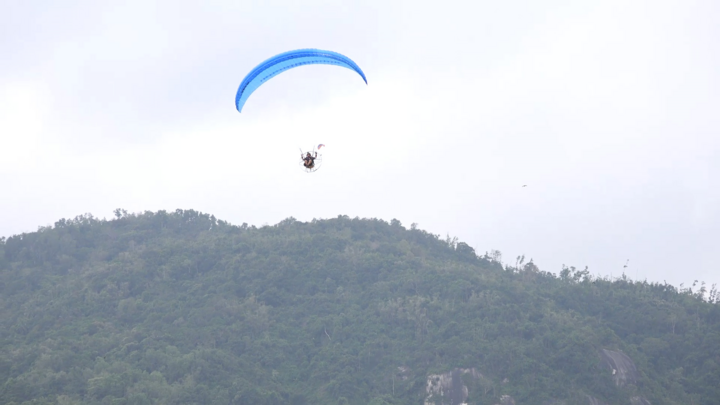 Video: Gần 100 phi công dù lượn tranh tài trên đỉnh Phụng Hoàng Sơn