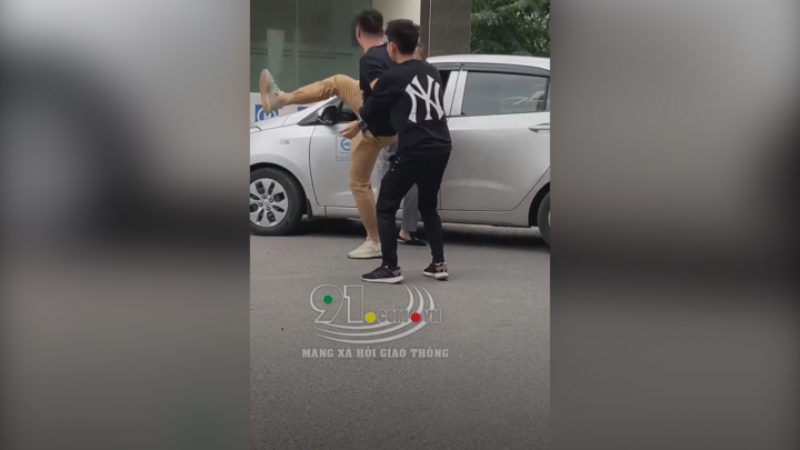 Video: Nam thanh niên phá taxi công nghệ sau khi hủy chuyến