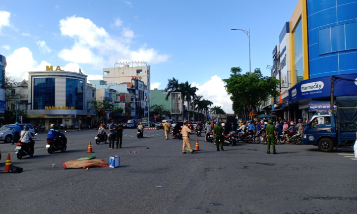 Khởi tố tài xế xe tải kéo lê xe máy trong gầm 50m