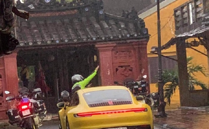 Truy tìm đoàn xe ô tô, mô tô ngang nhiên vào phố cổ Hội An 