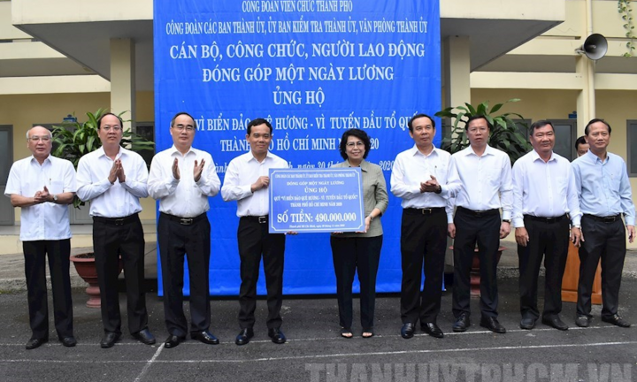 Bí thư Nguyễn Văn Nên cùng cán bộ, công chức TP.HCM quyên góp vì biển đảo