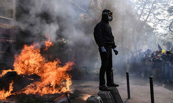 Video: Người biểu tình ném đốt xe ô tô, đập phá cửa hàng ven đường tại Pháp