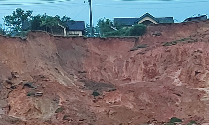 Quảng Ngãi: Sạt lở núi kinh hoàng, mặt đường đứt gãy, dân di dời khẩn cấp