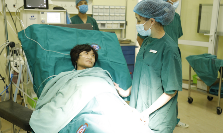 Ca phẫu thuật đặc biệt: Mổ bắt con trong tư thế ngồi cho người mẹ ung thư