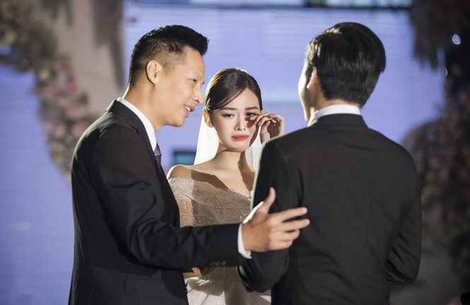 Á hậu Tường San bật khóc trong lễ cưới