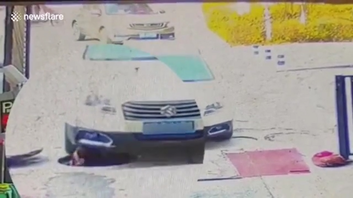 Video: Xe ô tô vô tình chèn trúng người ngoi lên từ cống tại Trung Quốc