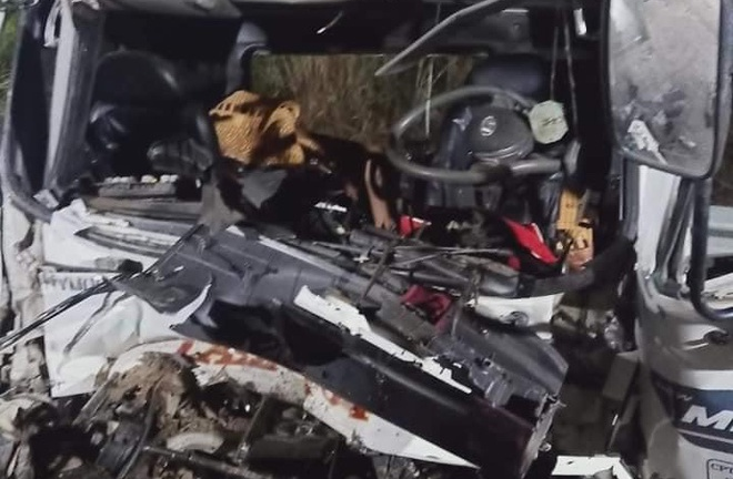 Ô tô tải tông xe đầu kéo trên cao tốc Nội Bài - Lào Cai, 2 người chết