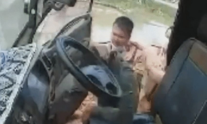 CSGT tát tài xế xe tải cố tình bỏ chạy 7km ở Bắc Giang: Thông tin mới nhất 