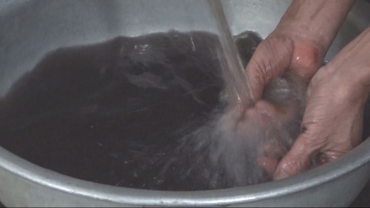 Video: Ai tin rằng, dân Thủ đô phải dùng nước ngọt bẩn đến thế này?