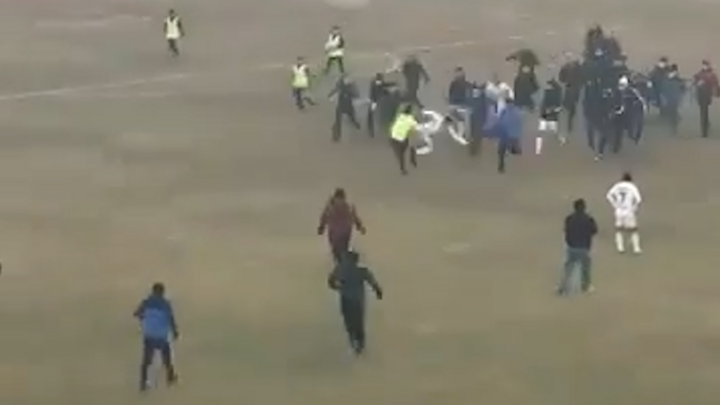 Video: Cầu thủ 'song phi' trúng ngực trọng tài ở Uzbekistan