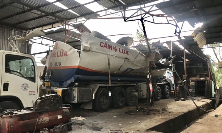 Xe bồn trong gara phát nổ như bom: Một nạn nhân thiệt mạng