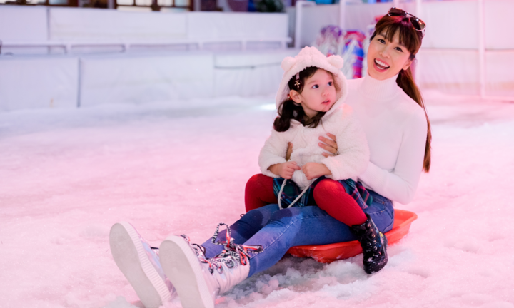 Không thể về Anh đón Noel, siêu mẫu Hà Anh đưa con gái đi trượt tuyết