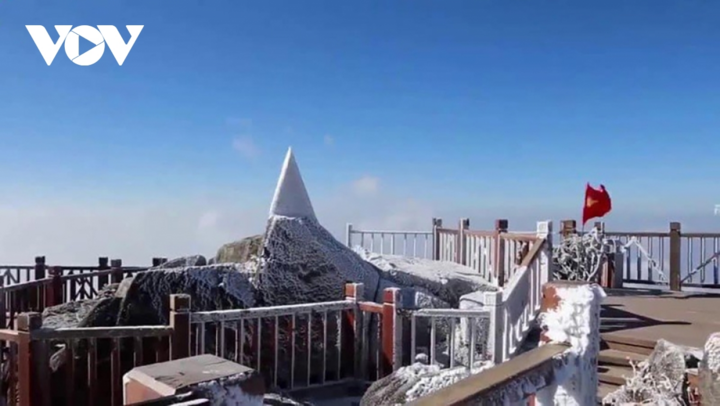 Đỉnh Fansipan rét dưới 0 độ C, xuất hiện băng giá và sương muối