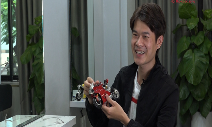 Video: Thợ cắt tóc 10 năm làm mô hình xe phân khối lớn từ rác thải điện tử 
