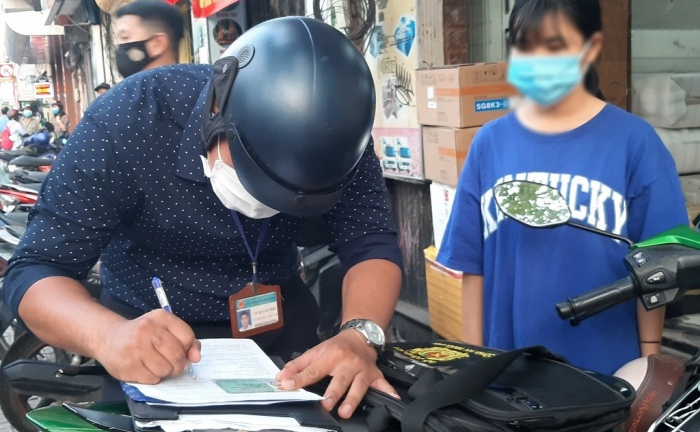 Không đeo khẩu trang bị phạt 2 triệu đồng, nhiều người năn nỉ xin tha