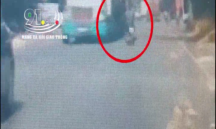 Video: Thanh niên đi xe máy loạng choạng, tự đâm vào container 