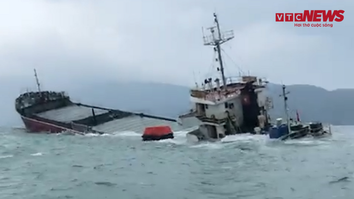 Bộ đội Biên phòng Quảng Nam cứu 10 người trên tàu vận tải có nguy cơ bị chìm