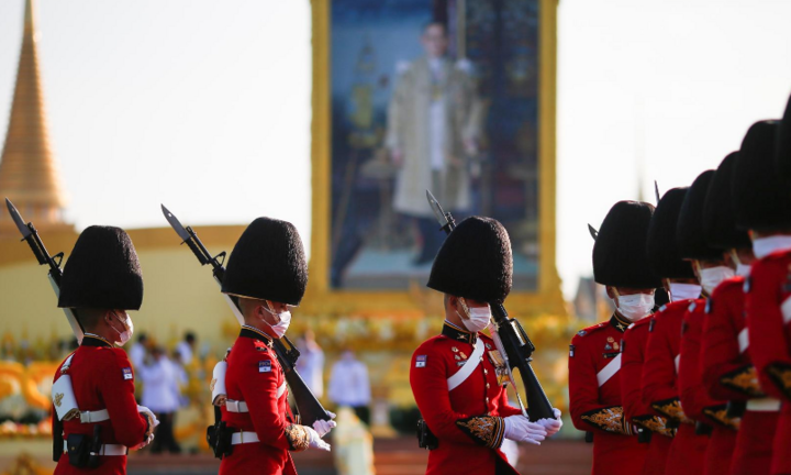 Hàng nghìn người đổ về Bangkok tỏ lòng ủng hộ hoàng gia Thái Lan