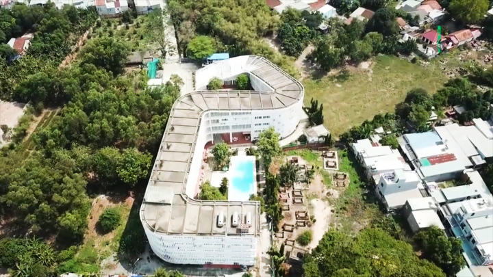 Video: Ngôi trường xây dựng hình chữ S ở Bình Dương