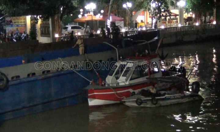 Giải cứu thành công sà lan mắc kẹt dưới cầu đường sắt hơn 100 tuổi ở Đồng Nai