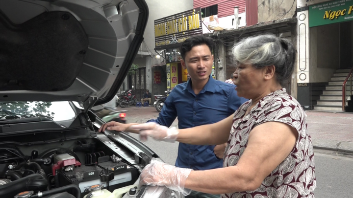 Video: Cụ bà 72 tuổi nổi tiếng Hà Nội nhờ tài sửa chữa ắc quy xe hơi