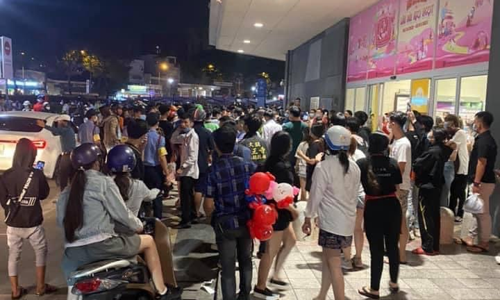 Vì sao công an nổ súng trấn áp vụ hỗn chiến trước trung tâm thương mại ở TP.HCM?