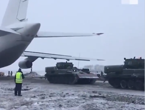 Video: Kinh ngạc tăng T-72 kéo máy bay khổng lồ An-124 Ruslan trở lại đường băng