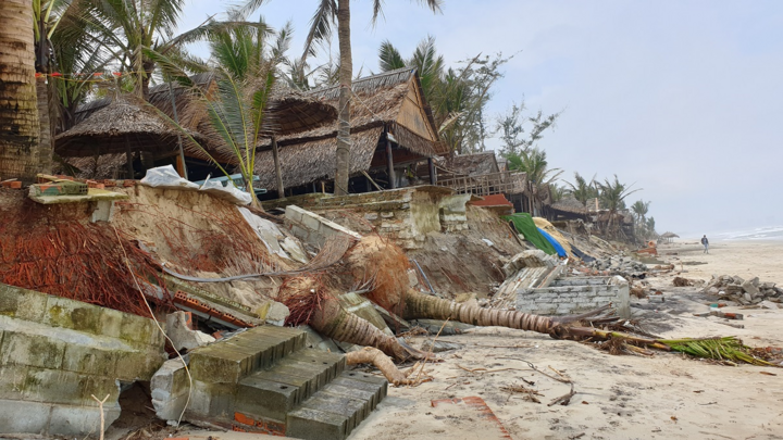 Cận cảnh bãi biển đẹp nhất châu Á ngổn ngang sau gần 1 tháng bão Vamco quét qua