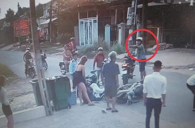 Cộng đồng mạng nổi giận đòi trừng trị gã đàn ông đạp vào mặt nữ sinh