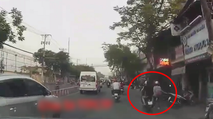 Video: CSGT truy đuổi 2 tên cướp giật điện thoại trên phố TP.HCM