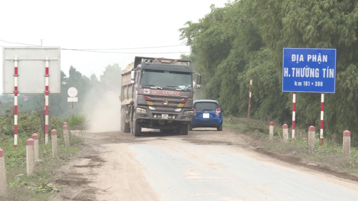 Video: Xe quá khổ, quá tải cày nát đê Hữu Hồng, lực lượng chức năng ở đâu?