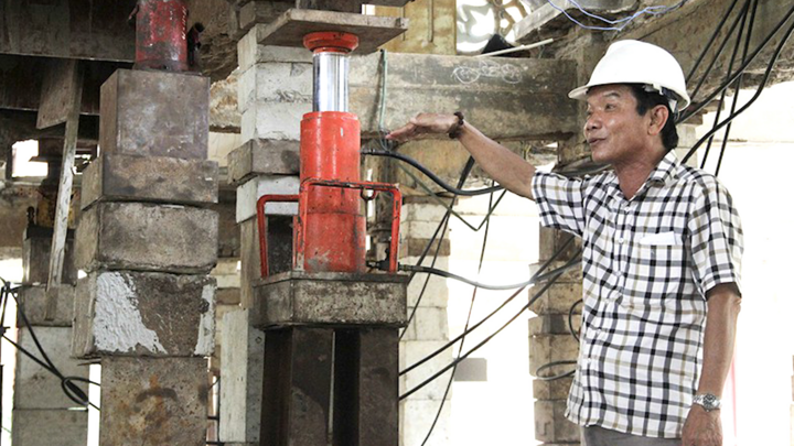 Video: 'Thần đèn' nâng biệt thự nặng 1.500 tấn lên cao 2 mét ở TP.HCM 