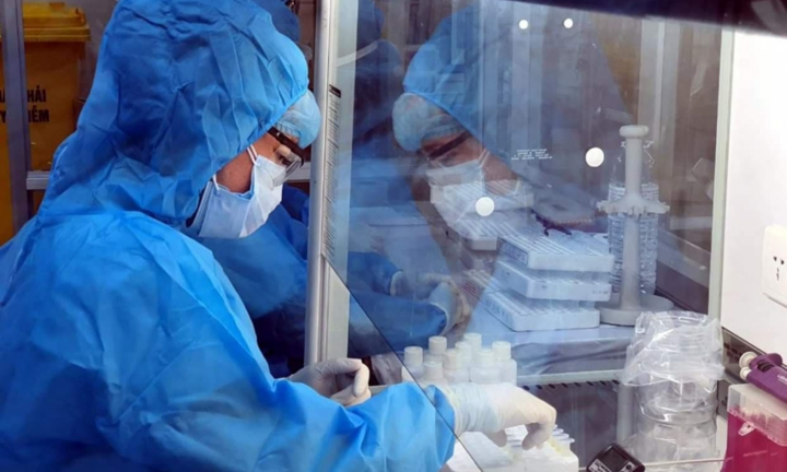 Bộ Y tế 'chạy đua với thời gian' để thử nghiệm và sản xuất vaccine COVID-19