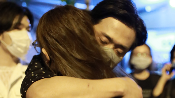 Video: Trấn Thành, Hari Won khóc thương danh hài Chí Tài