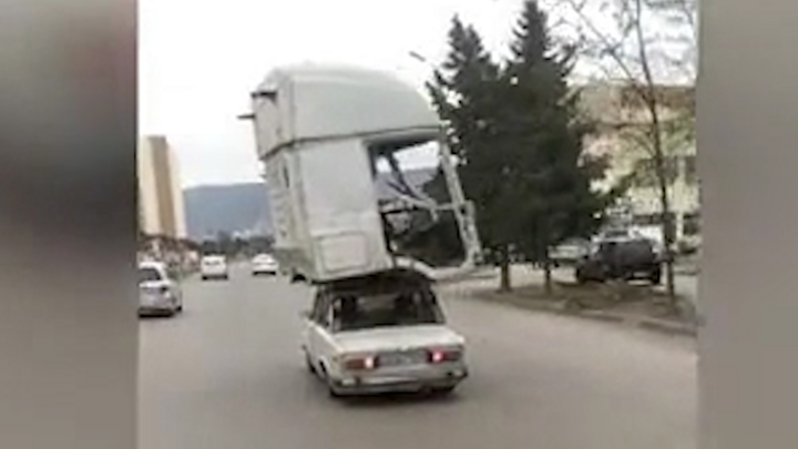 Video: Tròn mắt xem xe hơi đời cũ cõng cabin xe đầu kéo chạy bon bon trên đường