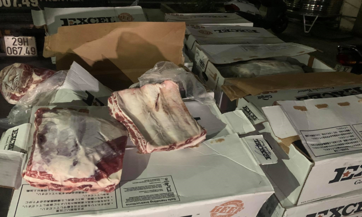 Video: Bắt giữ xe tải chở hơn 1 tấn thịt bò nhập khẩu quá hạn sử dụng ở Hà Nội