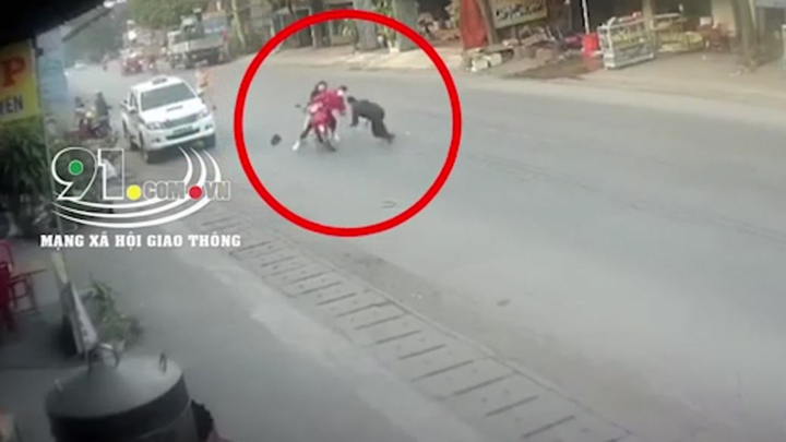 Video: Không chấp hành hiệu lệnh, đôi nam nữ đi xe máy tông thẳng chiến sĩ CSCĐ