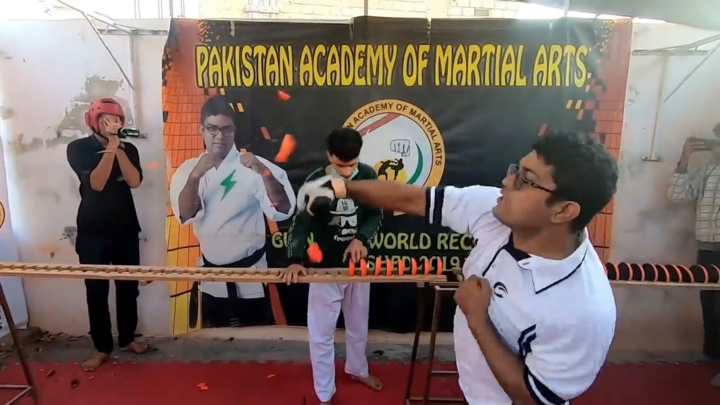 Video: Võ sư Pakistan xác lập kỷ lục thế giới khi đấm vỡ 62 đĩa trong 1 phút