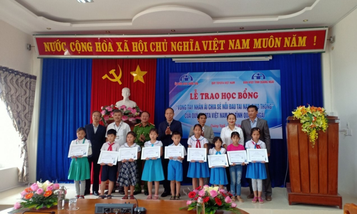 Quỹ Toyota Việt Nam trao tặng học bổng 'vòng tay nhân ái' tại tỉnh Quảng Ngãi
