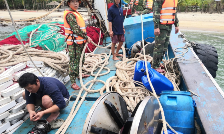 Tàu cá có nguy cơ bị chìm ở vùng biển Cù Lao Chàm, 12 ngư dân thoát chết