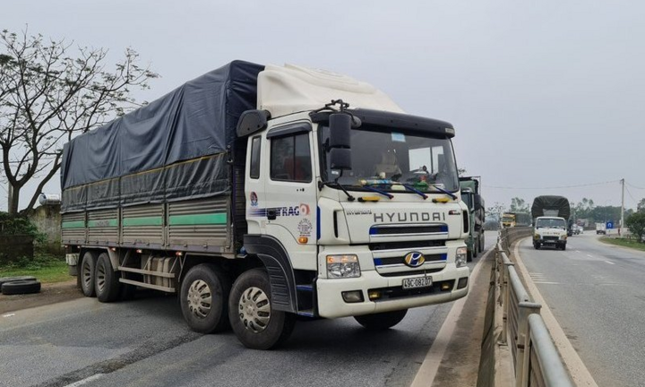 Bị lập biên bản, tài xế điều khiển xe tải chắn ngang Quốc lộ 1A