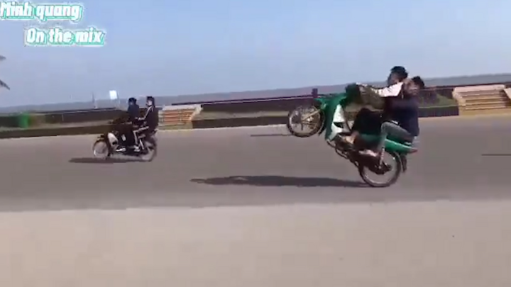 Video: Triệu tập nhóm thanh niên đi xe máy lạng lách, bốc đầu ở Sầm Sơn