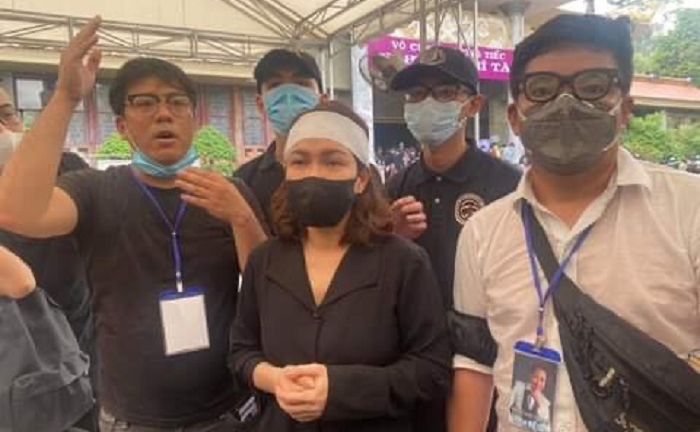 Việt Hương: Vợ Chí Tài đau đớn dõi theo đám tang của chồng ở Việt Nam