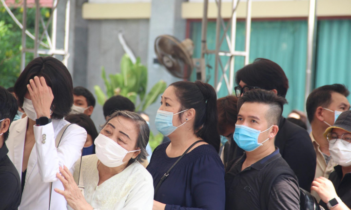 Hoài Linh, Việt Hương và cả ngàn khán giả lặn lội tới tiễn đưa nghệ sĩ Chí Tài