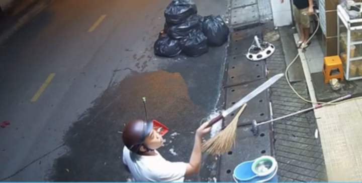 Côn đồ đánh cô gái dã man, dọa chém người can ngăn ở Sài Gòn