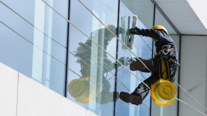 Video: Những người vệ sinh tòa tháp chọc trời ở Tokyo