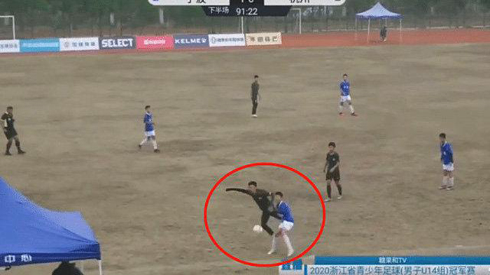 Cầu thủ Trung Quốc gây phẫn nộ khi đạp thẳng hạ bộ đối thủ